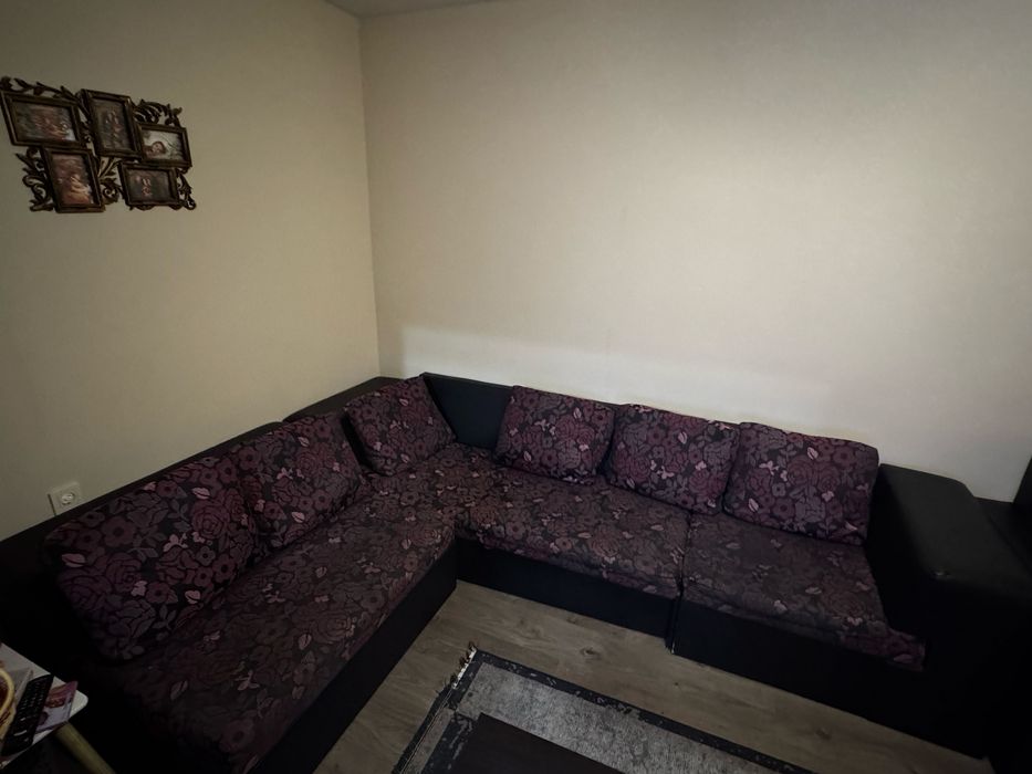 Ъглов разтегателен диван + 2 бр. табуретки