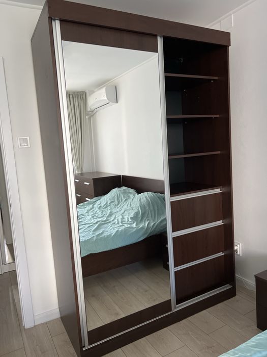 Dormitor - dulap cu oglindă, pat 160×200, comodă și noptieră