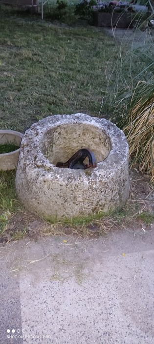 Автентичен кладенец геран бунар от ръчно дялан камък