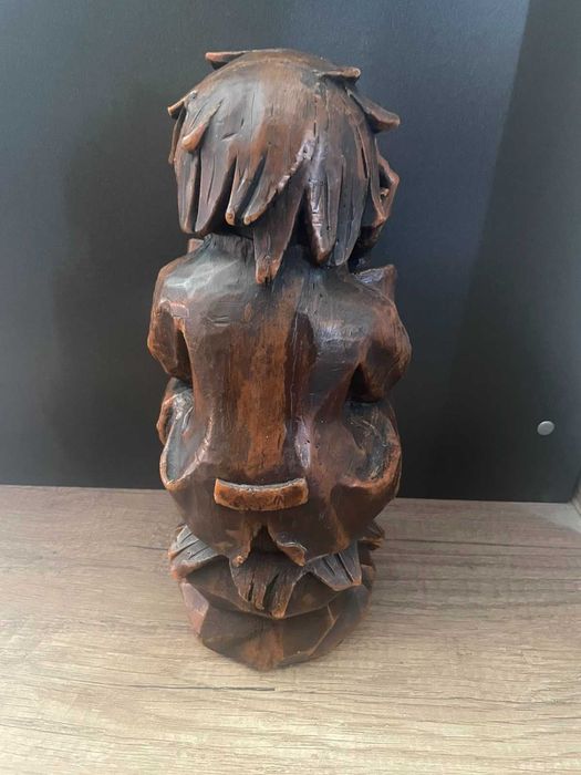 Восъчна фигура седящ стар човек. Висока 31 сантиметра