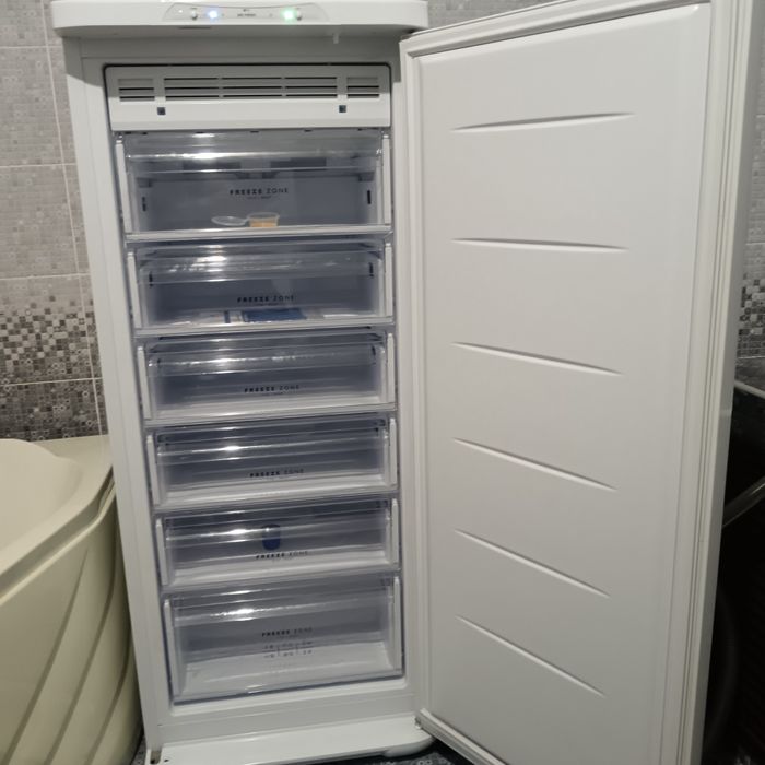 Морозильник, и стулья