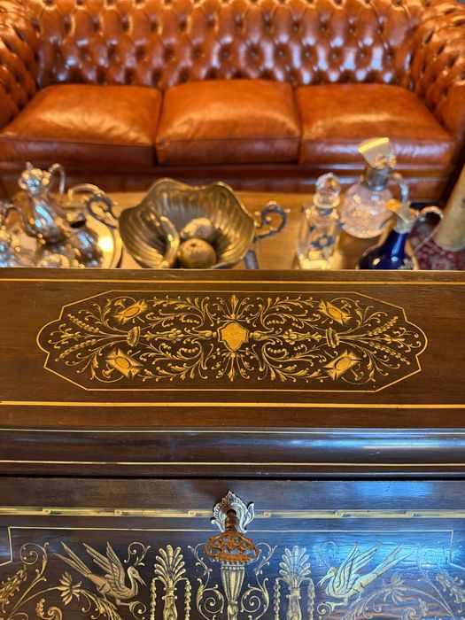 Secretaire francez stil Louis XV, cu intarsii fine din alamă
