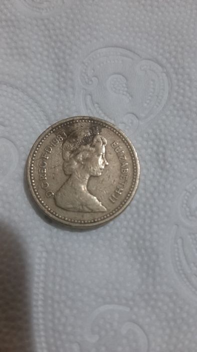 One pound монета