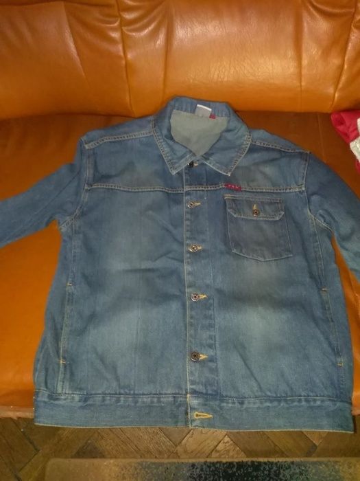Vand geaca de blugi BERSHKA,de calitate ca noua pret 85 lei.
