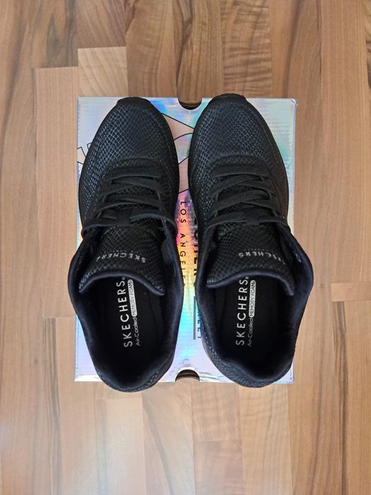 Adidasi sketchers