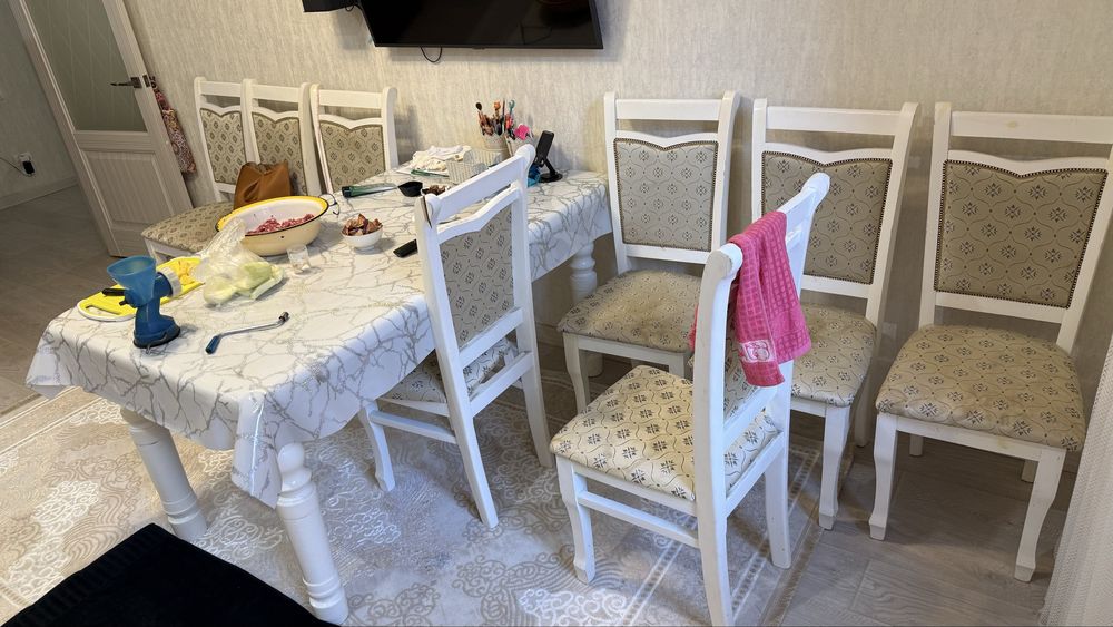 Раскладной стол и 8 стульев