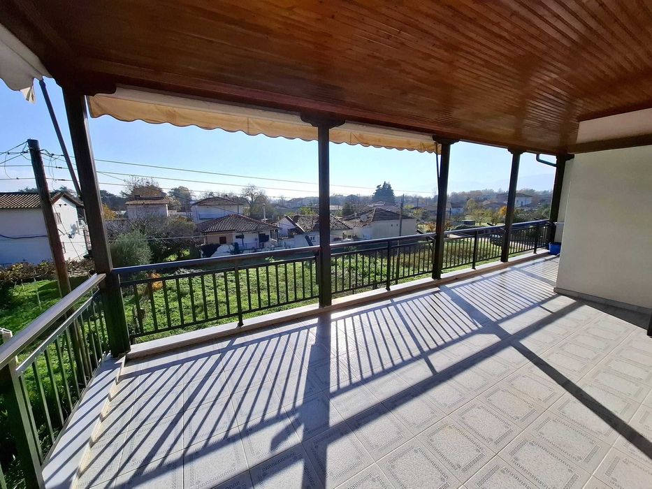 Продава триетажна къща 250 м2 и двор 400 м2 в Аспровалта, Гърция