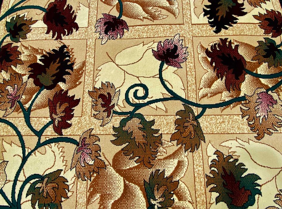 РАЗПРОДАЖБА - 40€. НОВ - ГОЛЯМ Килим - Шарка с цветя - Кремав- 240х330