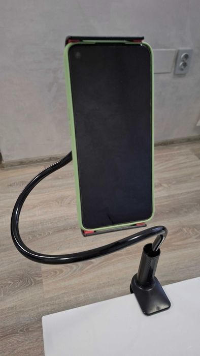 Стойка за телефон с дълго гъвкаво рамо.