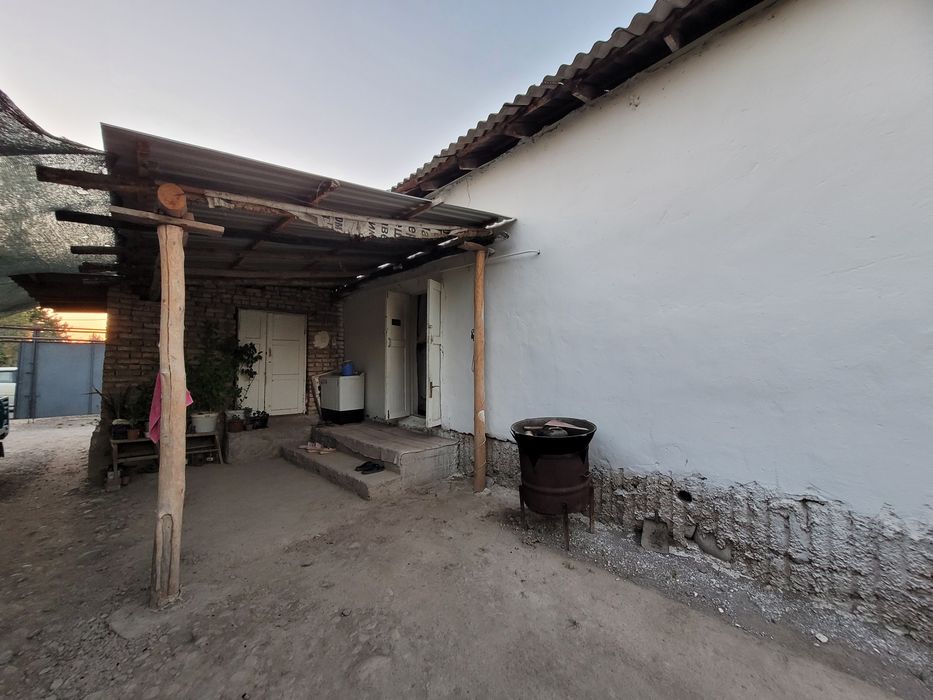 Uy sotiladi Yer uchastka shahar hududida