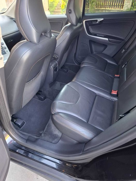 VOLVO XC 60 D5 AWD


# Motorizare 2.4D - 215 CP Diesel