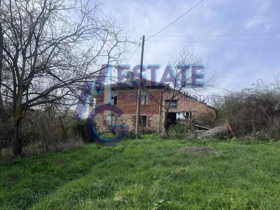 Двуетажна къща с голям двор и прекрасна гледка в село Фазаново