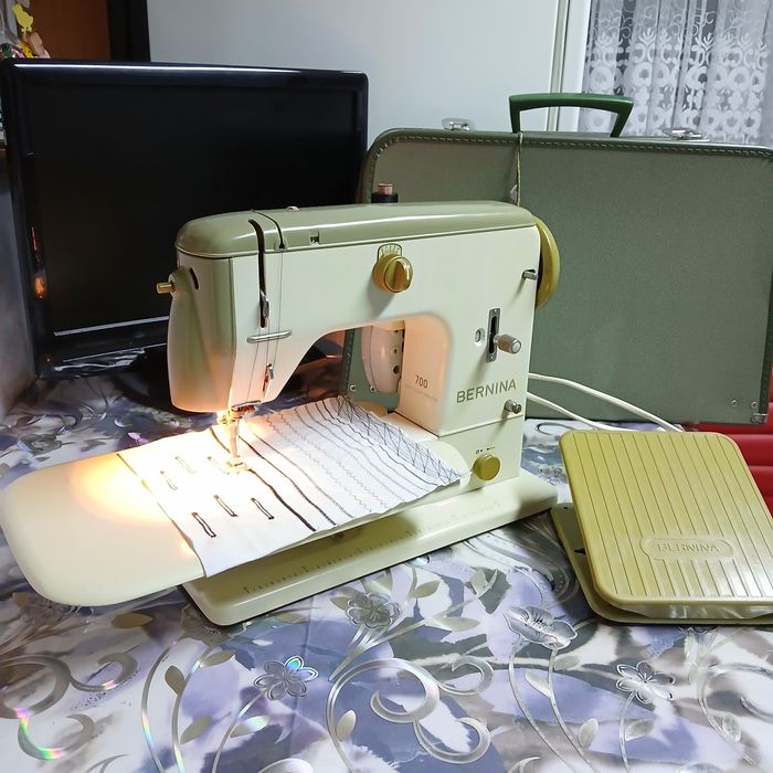 Masina de cusut BERNINA model 700  în totalitate din metal