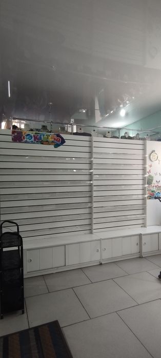 Продам три  ветрины использовались для детской обуви.