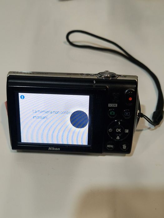 Aparat Photo Nikon cu o pata pe display