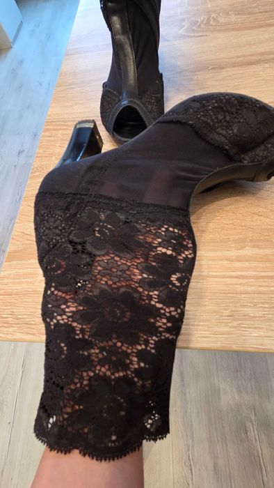 Черни дантелени летни боти.