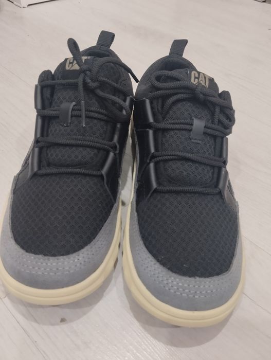 Продам мужские кроссовки