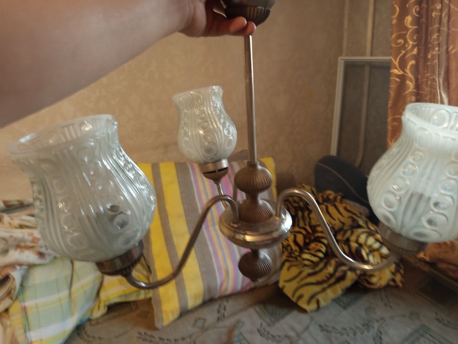 Отдам люстру,трехрожковую,рабочую