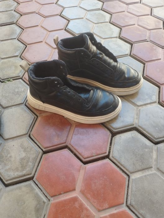 Кроссовка и туфли