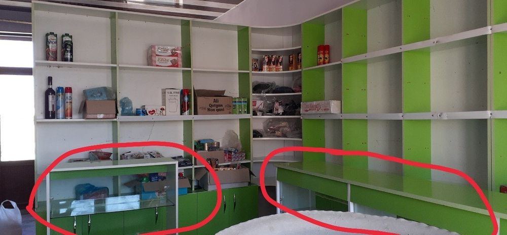 Srochna Apteka va magazinga muljallangan vitrina   sotiladi