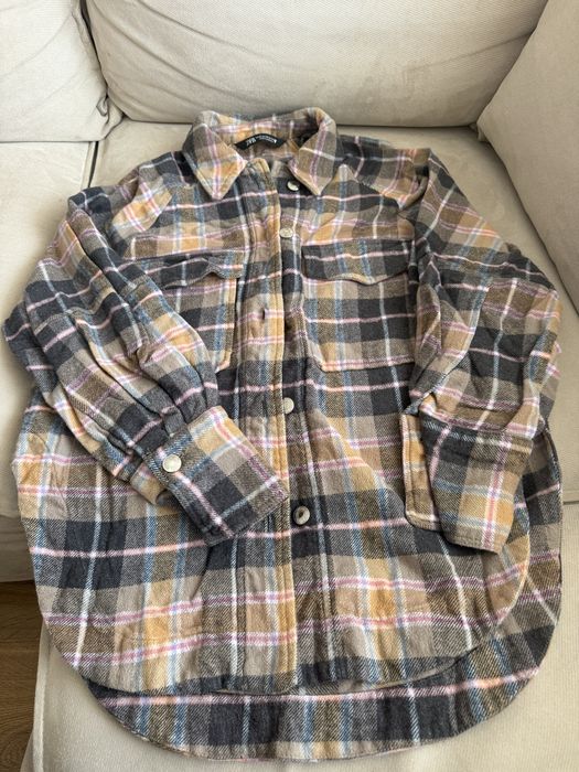 Бежов пуловер Guess и блузи и ризи Zara