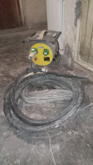 Продавам вибратор със захранваща станция "Wacker" Neuson, монофазен