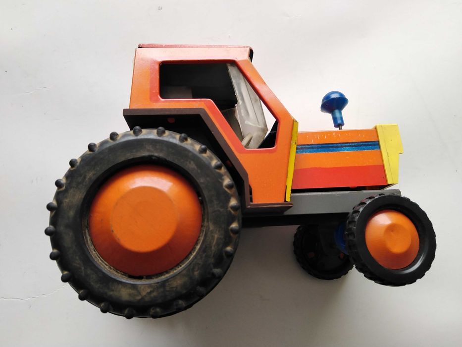 Jucarie veche comunista,  jucarie tractor