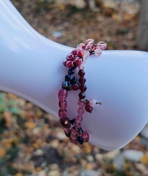 Veche bratara elastica din margele colorate