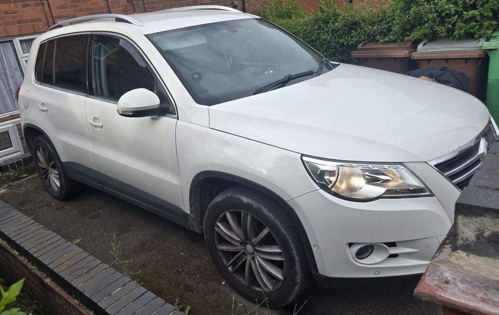 VOLKSWAGEN Tiguan