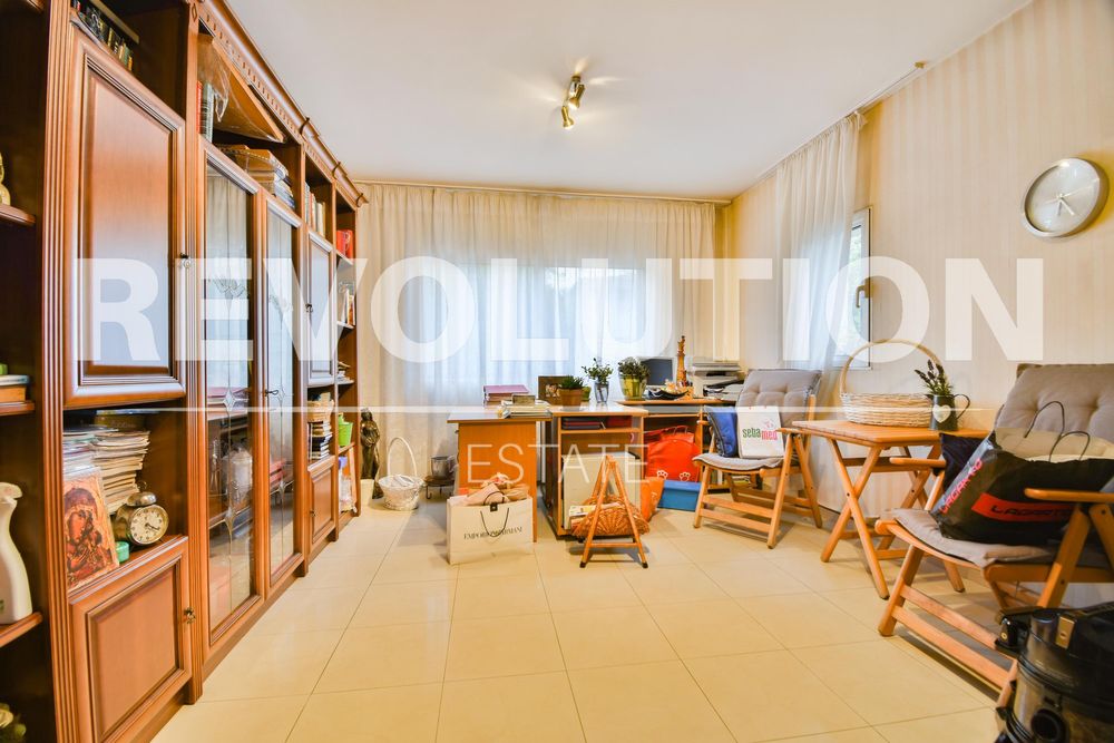 Дава се под наем Къща в София, Надежда 2 - 300 кв.м за 1500 € - Снимка #2