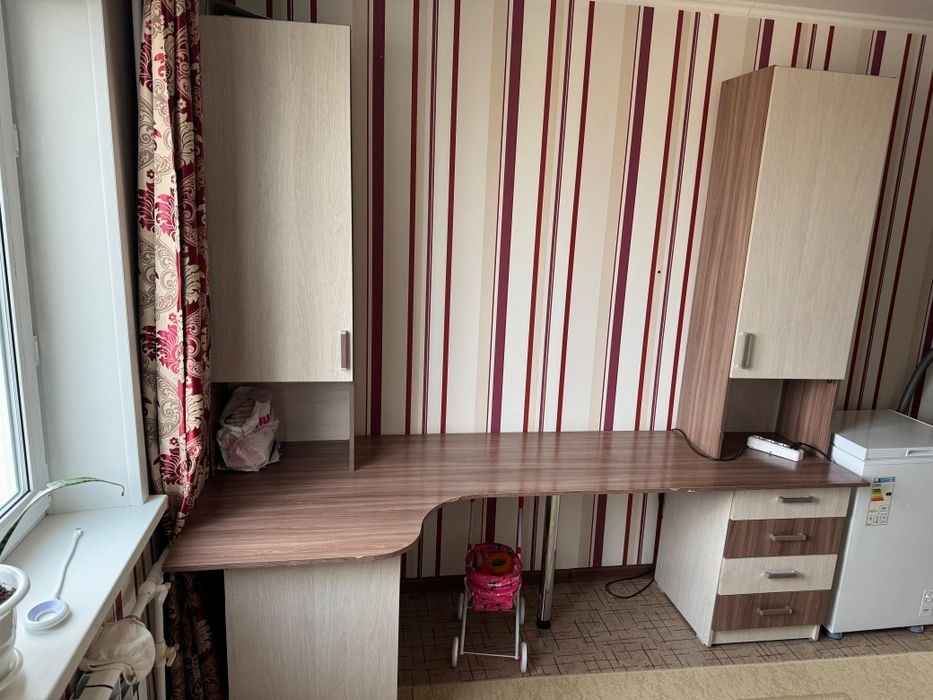 Парта с полачками, и 2х ярусный кравать.