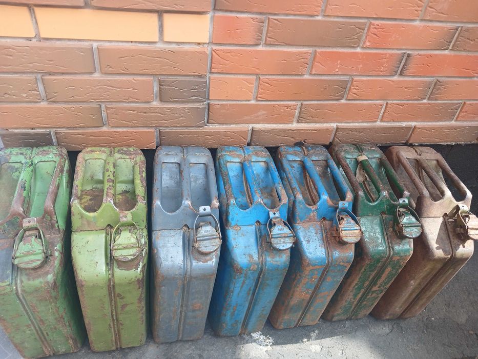 Продам металлически канистры 20л