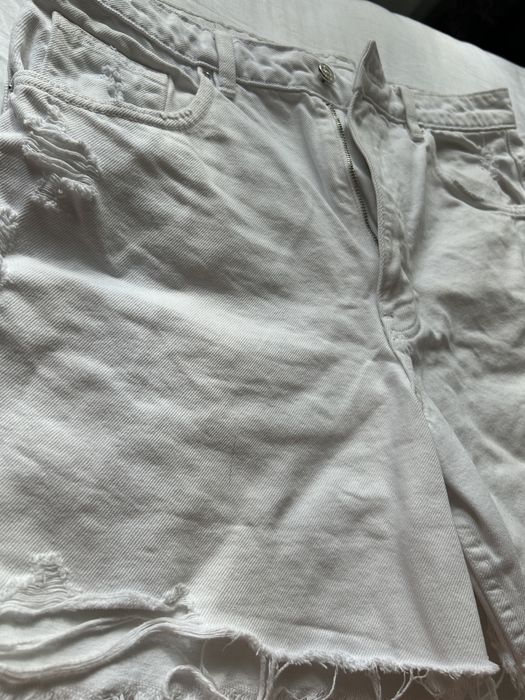 Pantaloni scurti albi ZARA