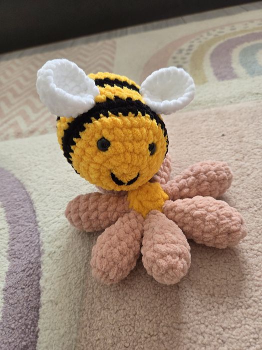 Ръчно плетени плюшени играчки – Пухкава Пчеличка и Цвете (Амигуруми)
