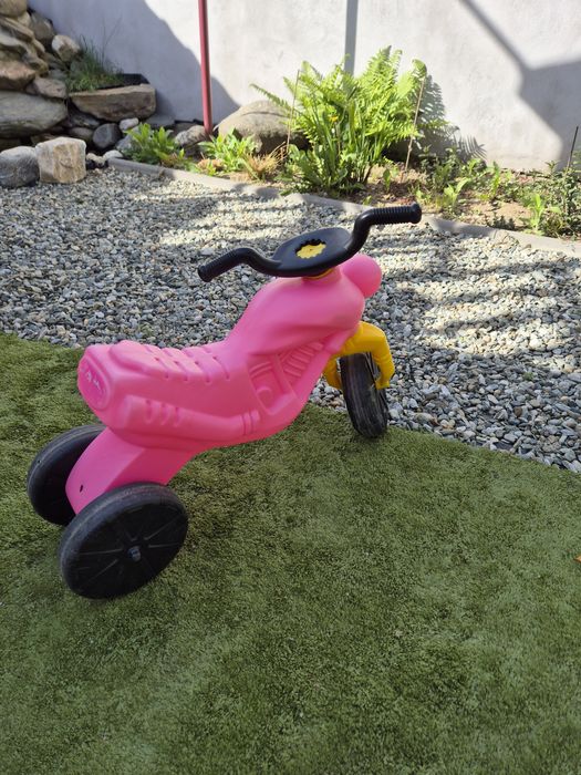 Vând motocicleta din plastic pentru copii, o trotinetă roz cu 3 roți și un skateboard
