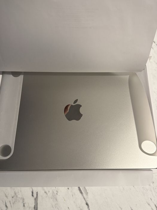 Vând MacBook Air 13.6” M2 (2022) – 8GB RAM / 256GB SSD