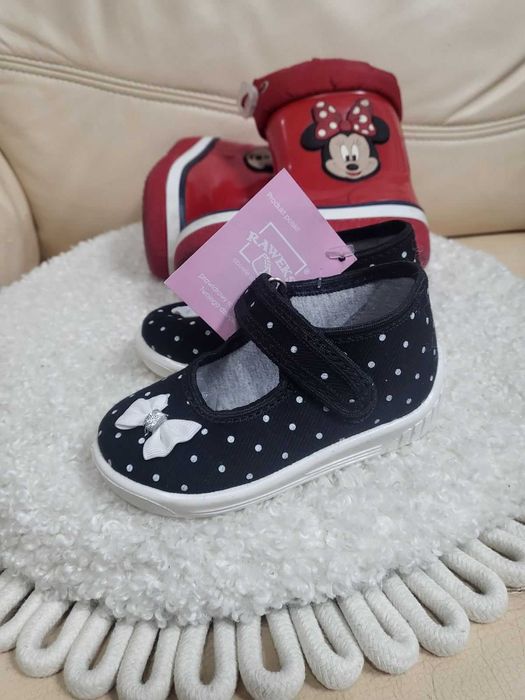 Нови детски пантофи и подарък гумени ботуши