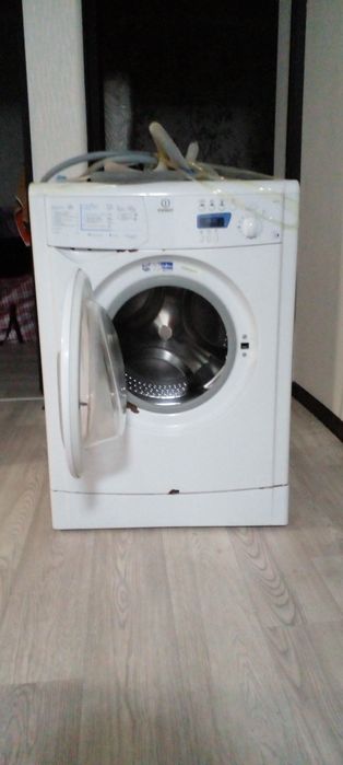 Б/у стиральная машина Indesit Wise 10