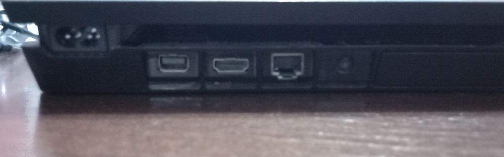 Vând PlayStation 4 perfect funcționabil