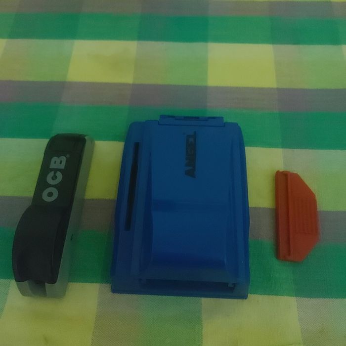 Vind 2 mașini manuale de facut tigari normale