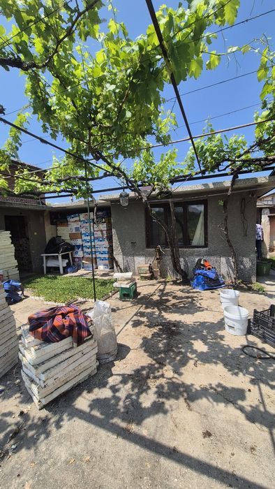 Продавам имот с къща и голям двор – с. Исперихово