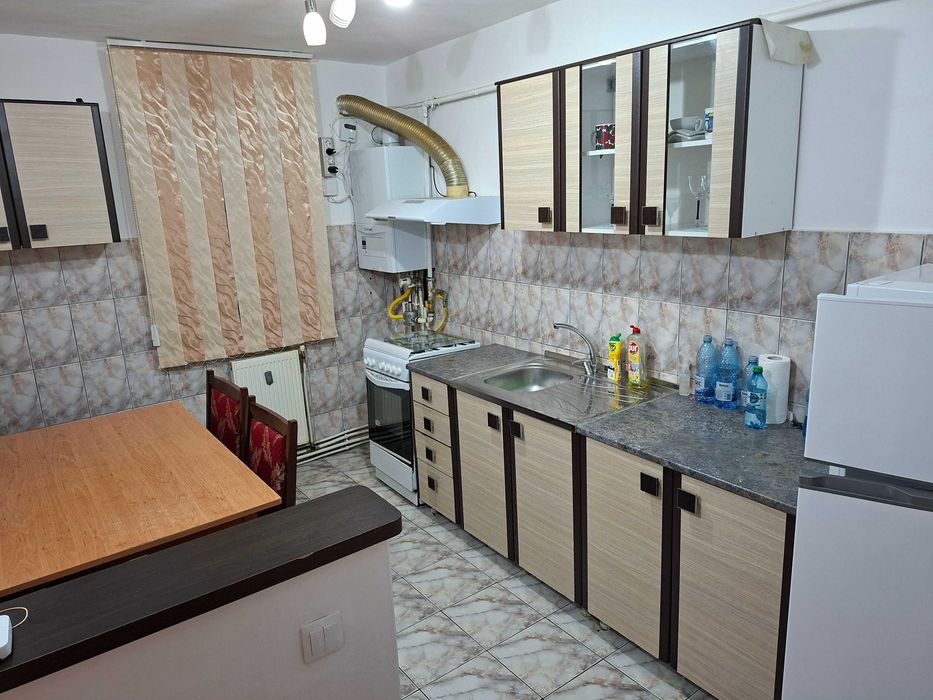 Persoana fizica, inchiriez apartament cu 3 camere, zona Centru, situat in Alba Iulia