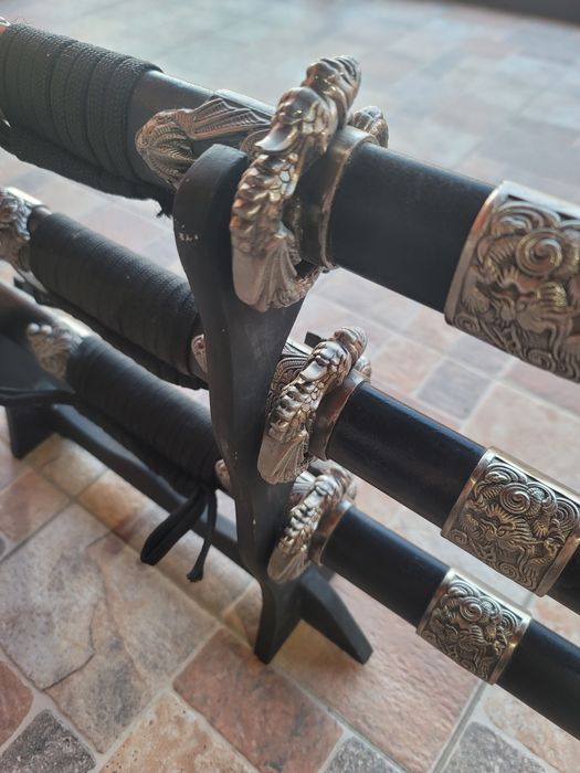 Panoplie decorativă cu 3 katane și suport din lemn