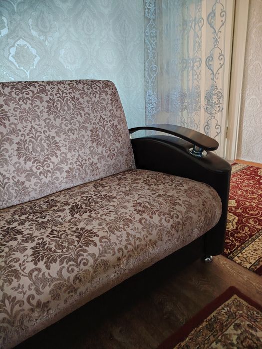 Продаю уголок диван и два кресла