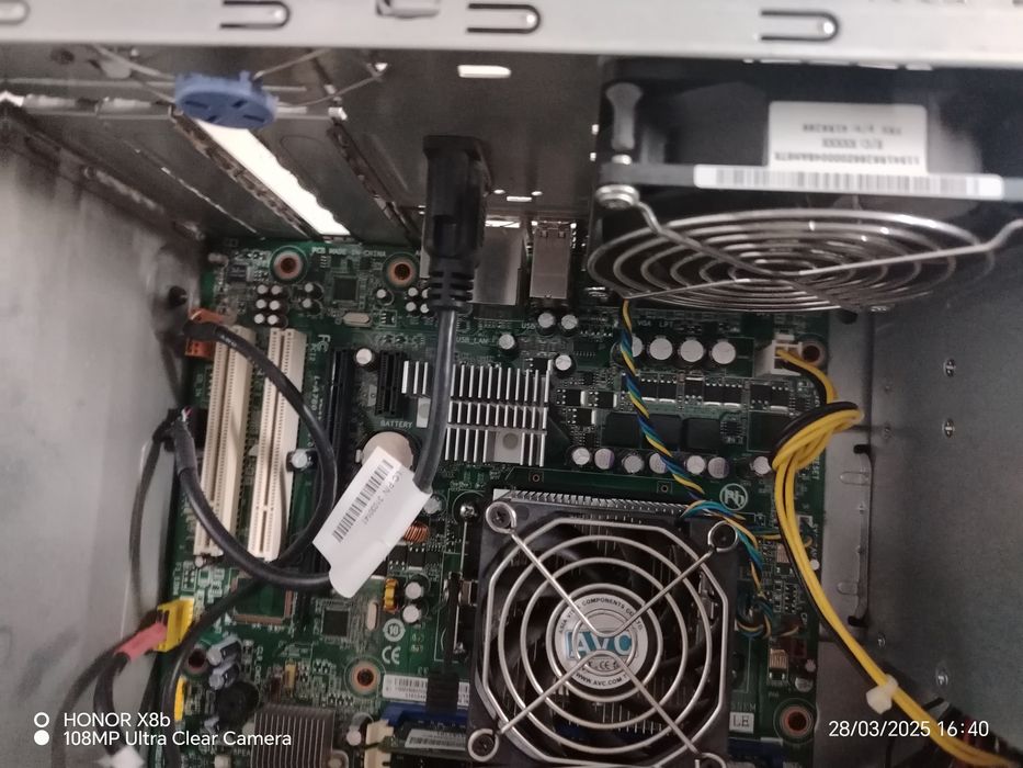 Компютър +монитор с мишка и клавиатура,четете до края