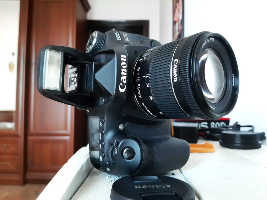 DSLR фотоапарат Canon EOS 80D без обектив
