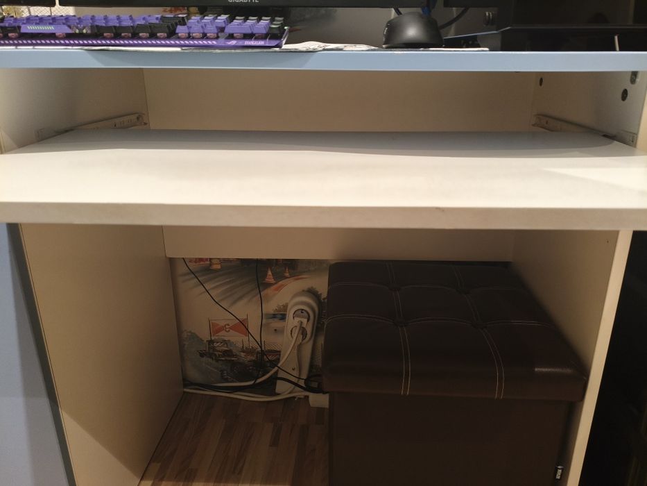 Дестко легло на два етажа, ъглов гардероб и бюро с поставка за компютъ