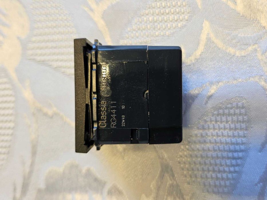 LED бутонен димер Bticino Classia RG4411