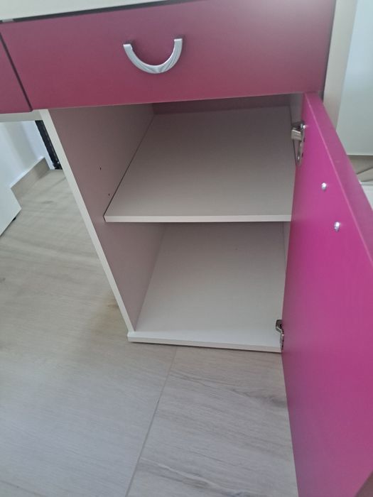 Vând birou fata alb cu roz,însoțit de scaun Ikea
