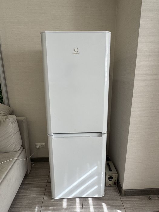 Холодильник Indesit